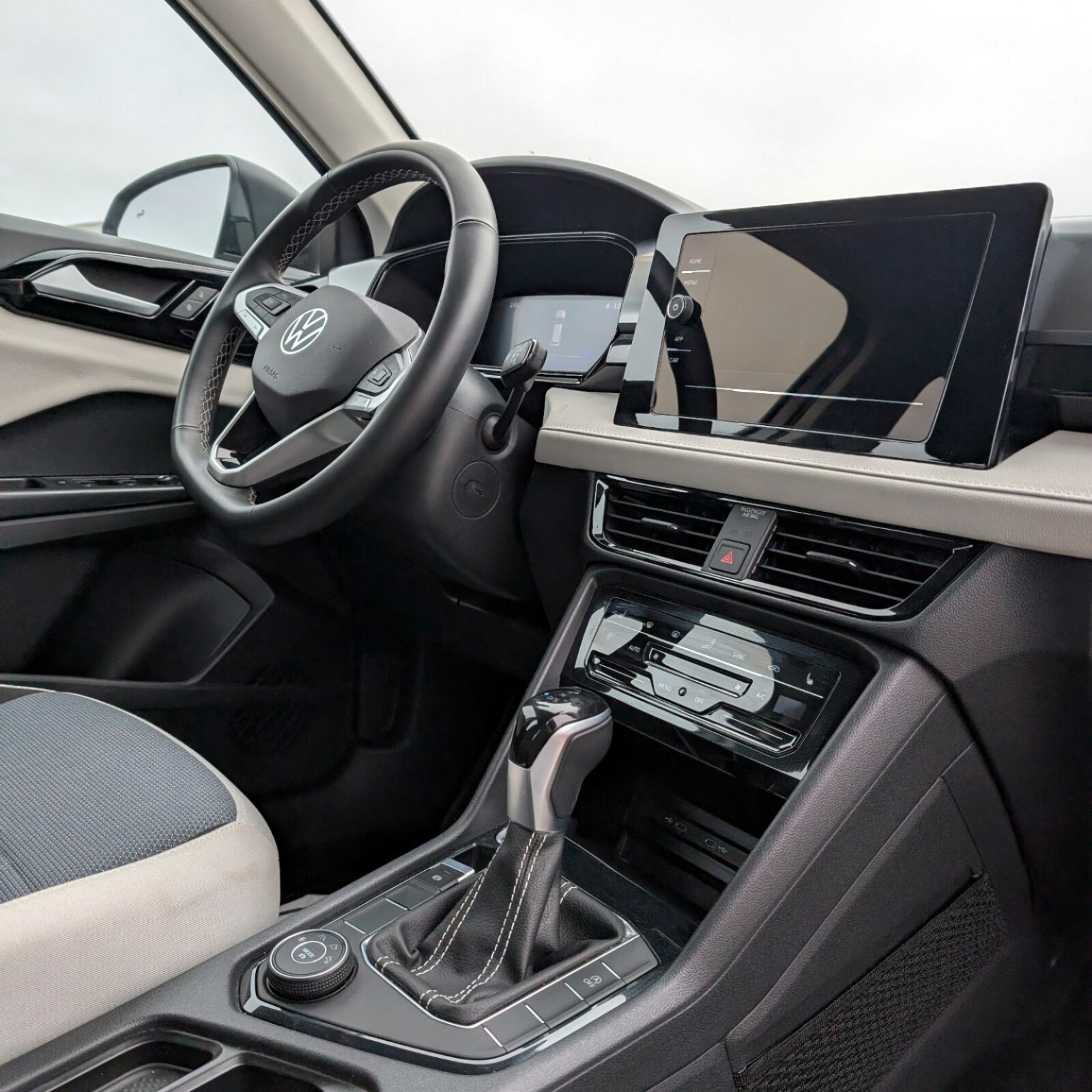 2025 Volkswagen Taos — photo 9