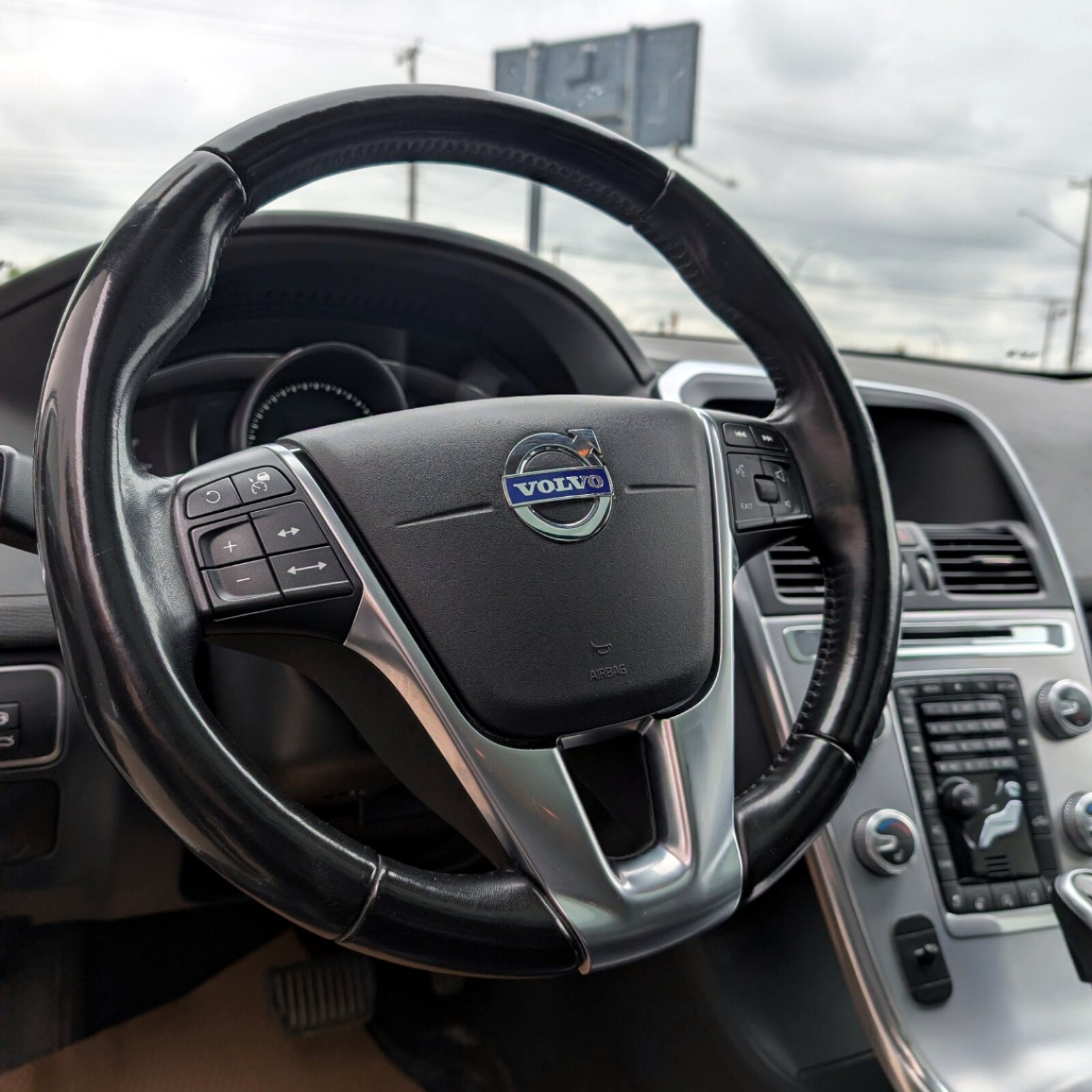 2017 Volvo XC60 — photo 13