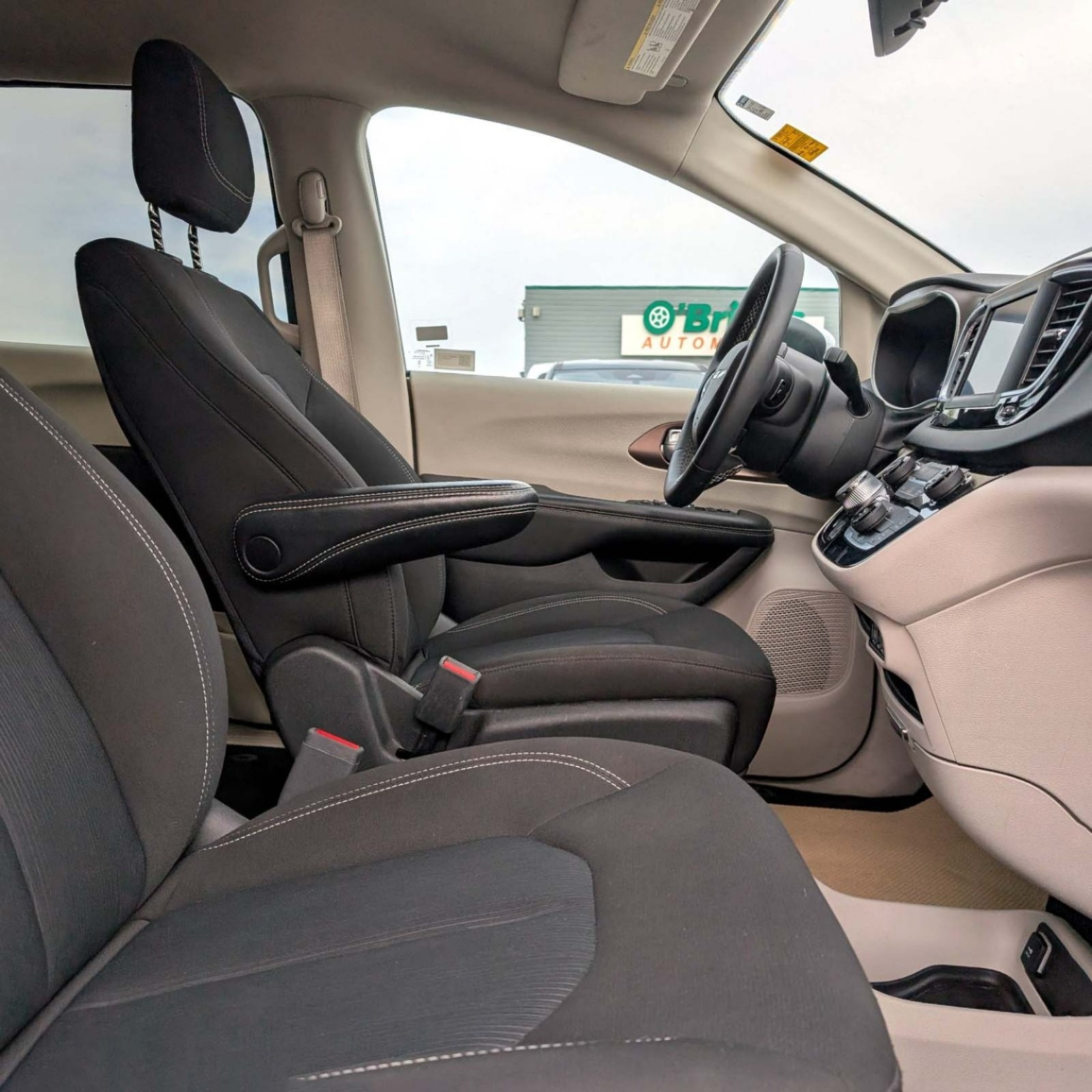 2023 Chrysler Grand Caravan — photo 9