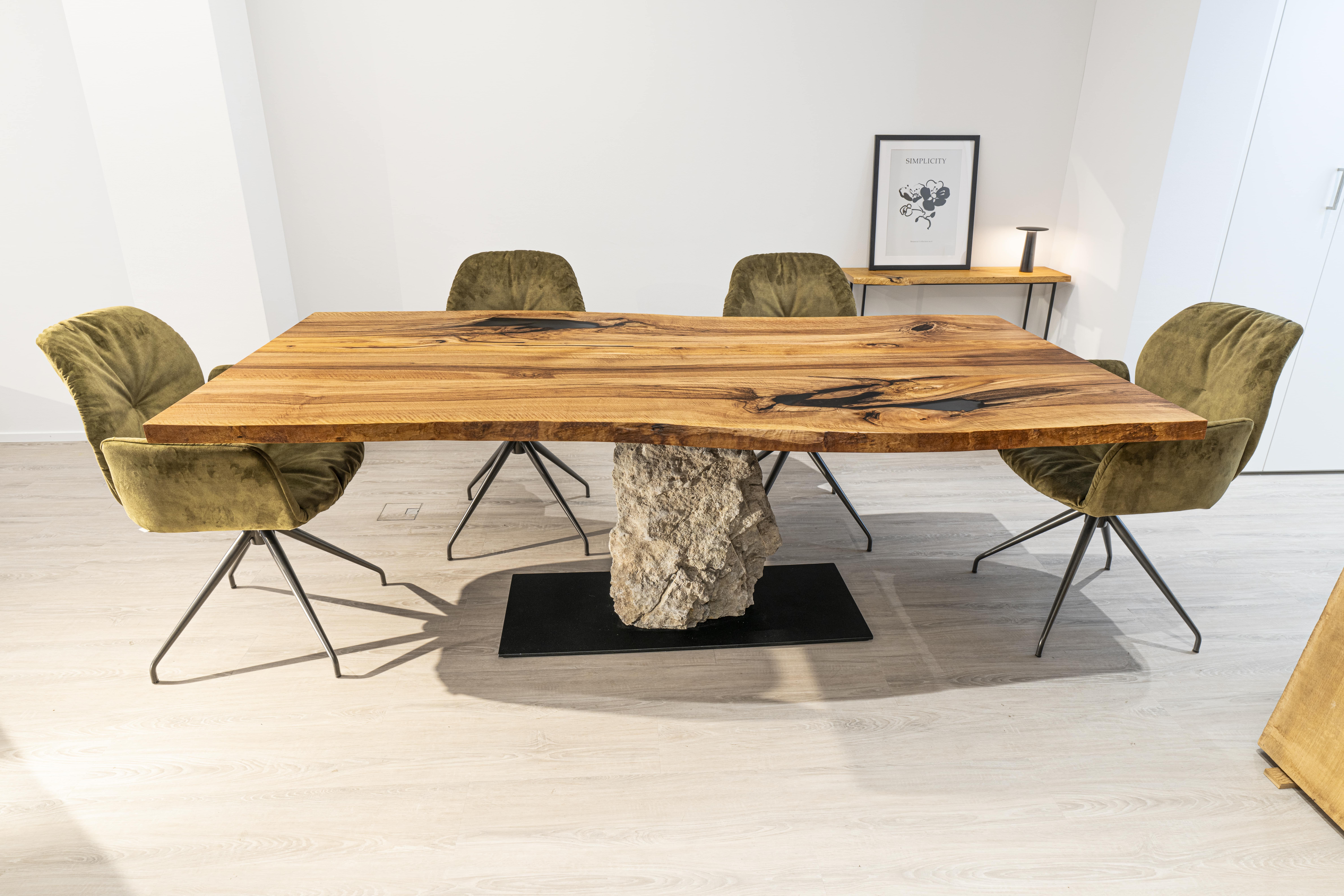 Nussbaum Natursteinsockel, 220x100x4cm