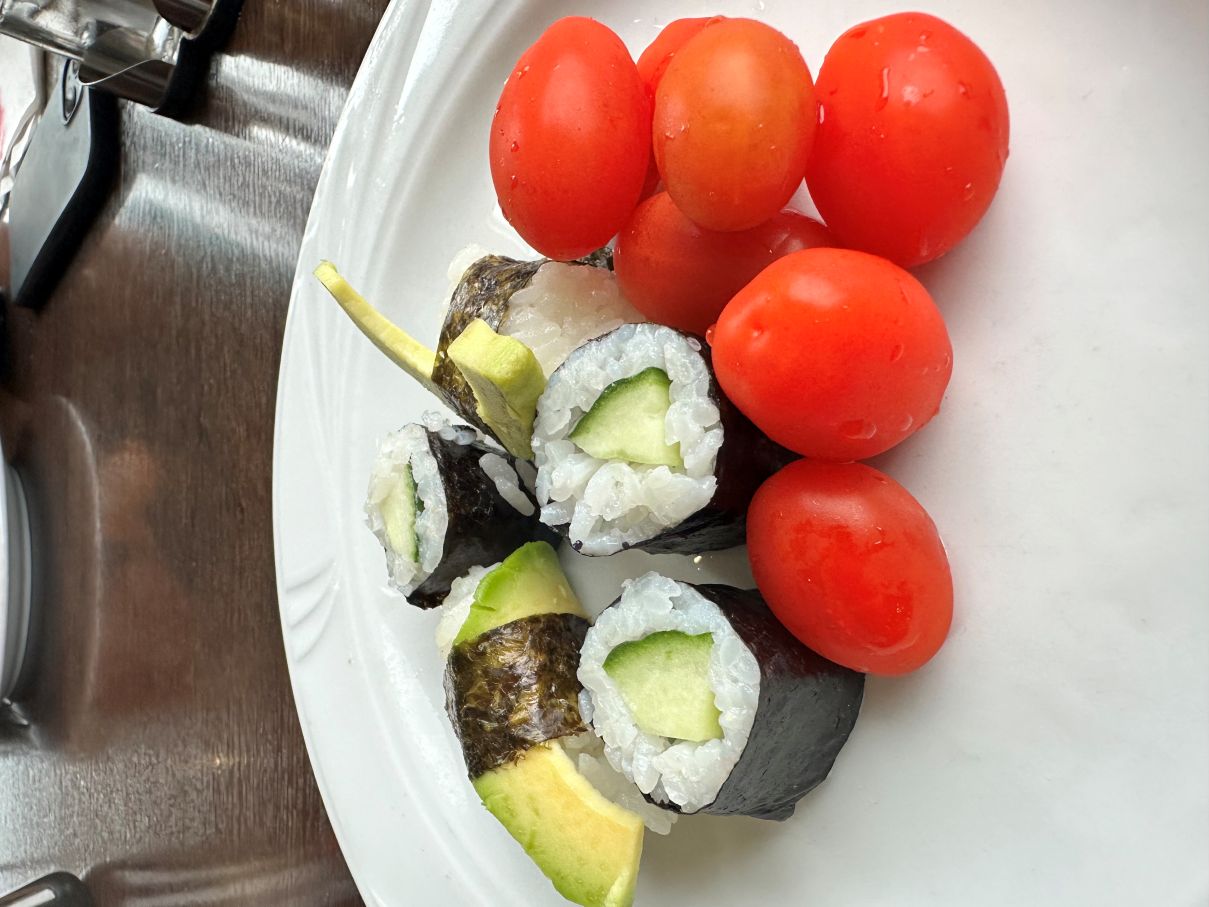 Sushi und Tomaten als leichte Auswahl beim Asia-Buffet