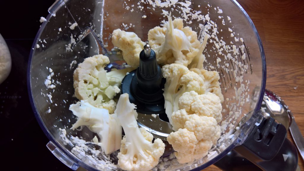 Blumenkohl grob zerteilt in der Küchenmaschine