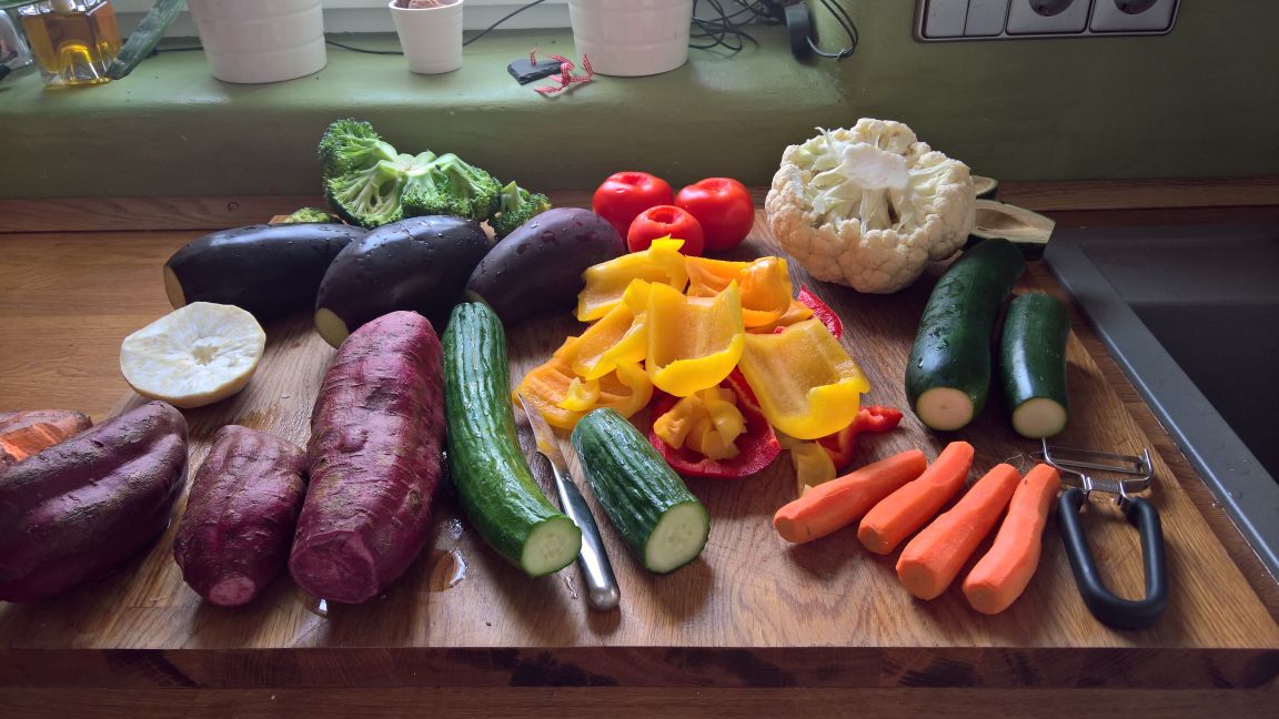 Eine vielfältige Auswahl an frischem Biogemüse, geputzt und bereit zu leckeren Rezepten verarbeitet zu werden