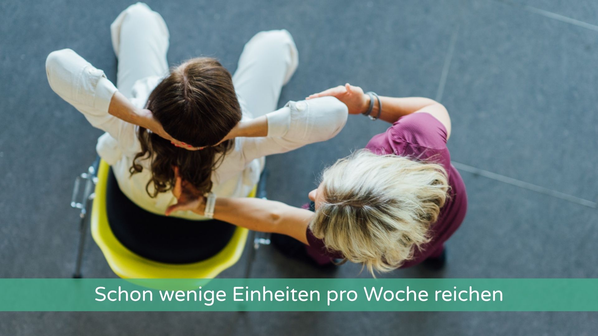 Frau integriert kurzes, effektives Training in ihren Alltag für mehr Energie und körperliche Stärke