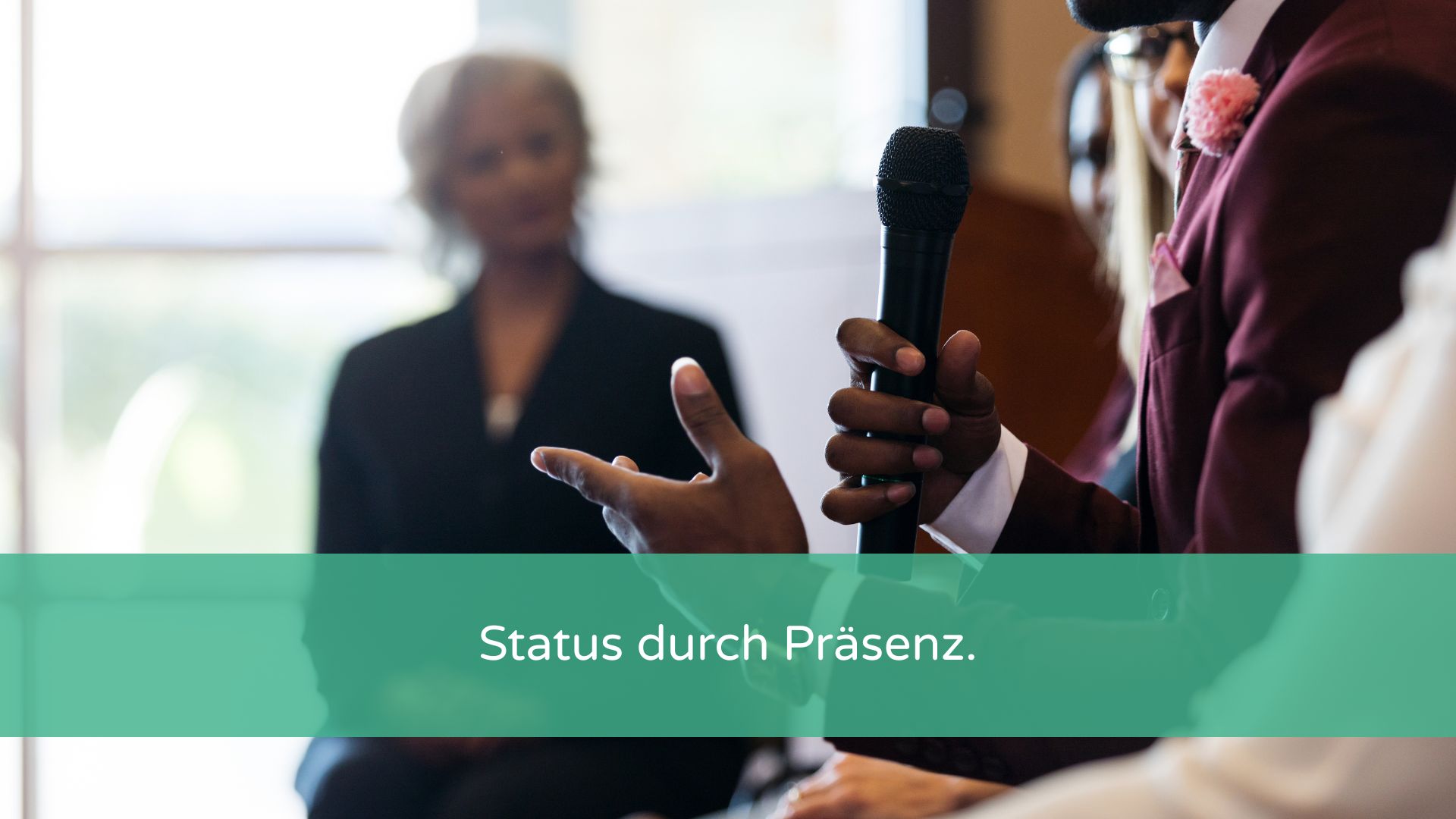 Frau in einer Panel Diskussion verkörpert Status statt fleißiges Bienchen