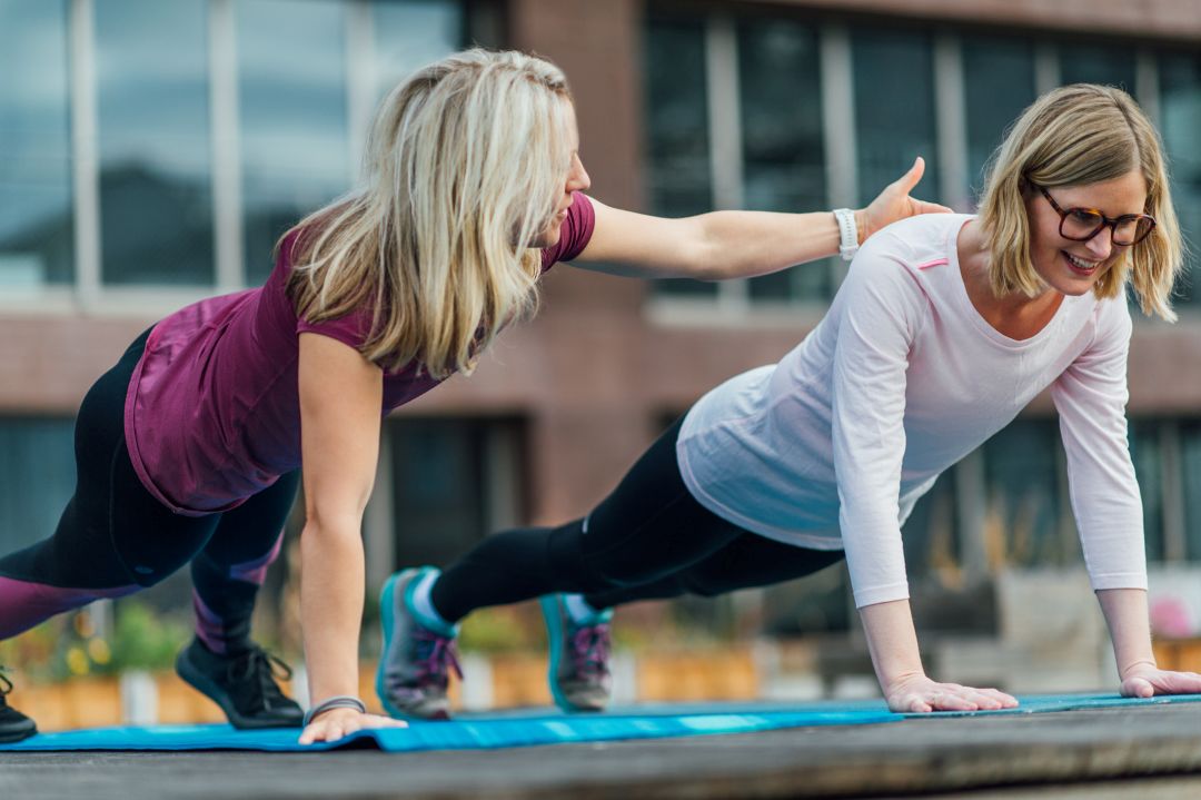 Zwei Frauen beim funktionellen Krafttraining zum Erhalt von Muskelmasse und Energie.