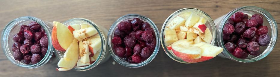 weihnachtliche Variante gesunder Overnight Oats mit Bratapfel oder Schoko-Kirsch
