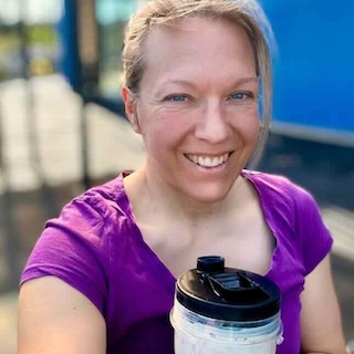 Frau mit Bananen Protein Shake nach dem Training