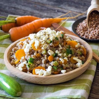 Buchweizenpfanne mit buntem Gemüse und zerbröseltem Feta