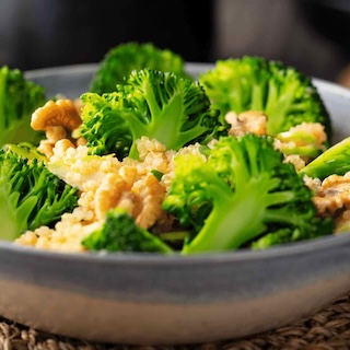 Salat mit rohem Brokkoli