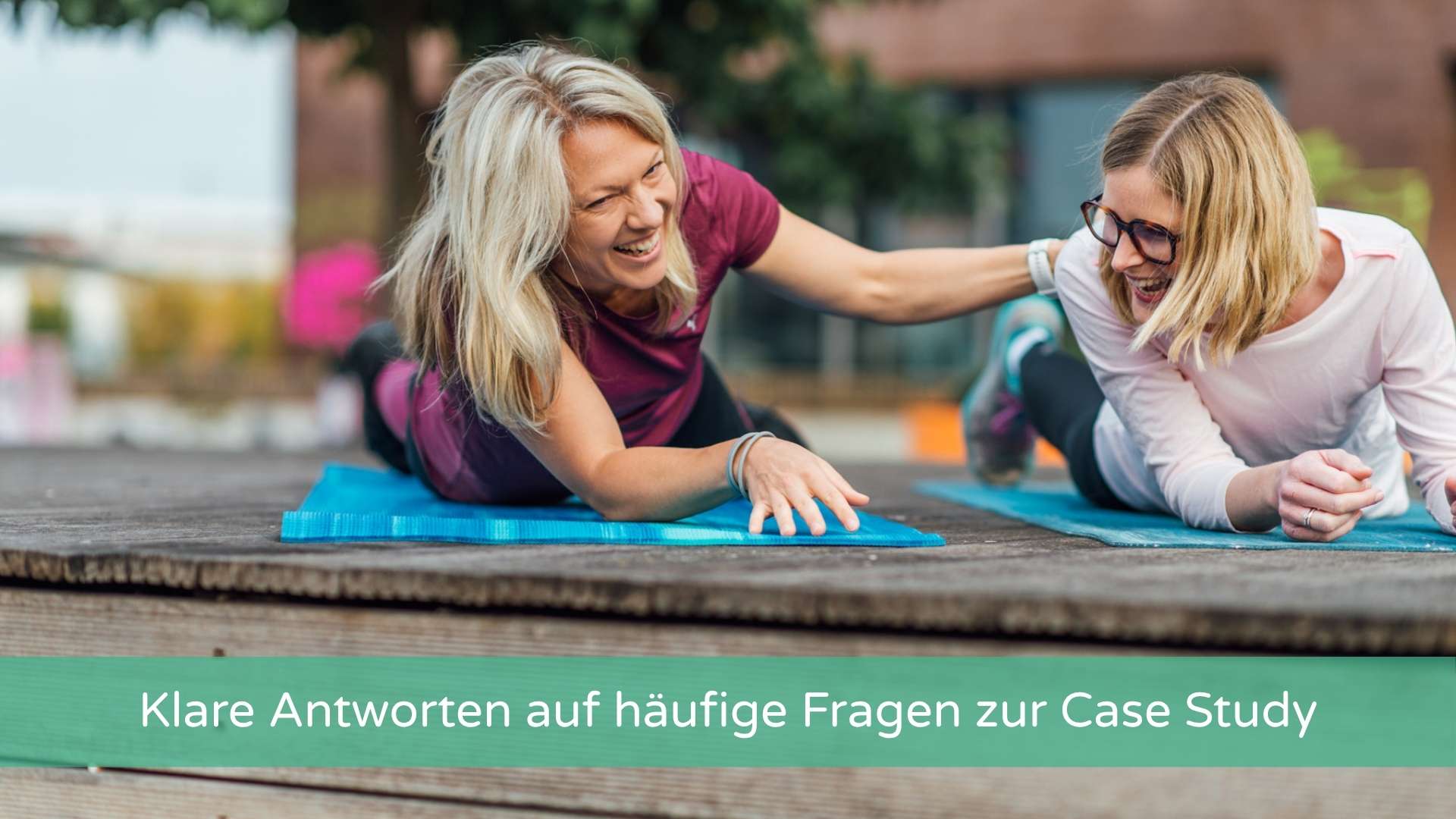 Einleitung zum FAQ: Zwei erfolgreiche Frauen mit Freude beim Training von Kraft, Beweglichkeit und Ausdauer