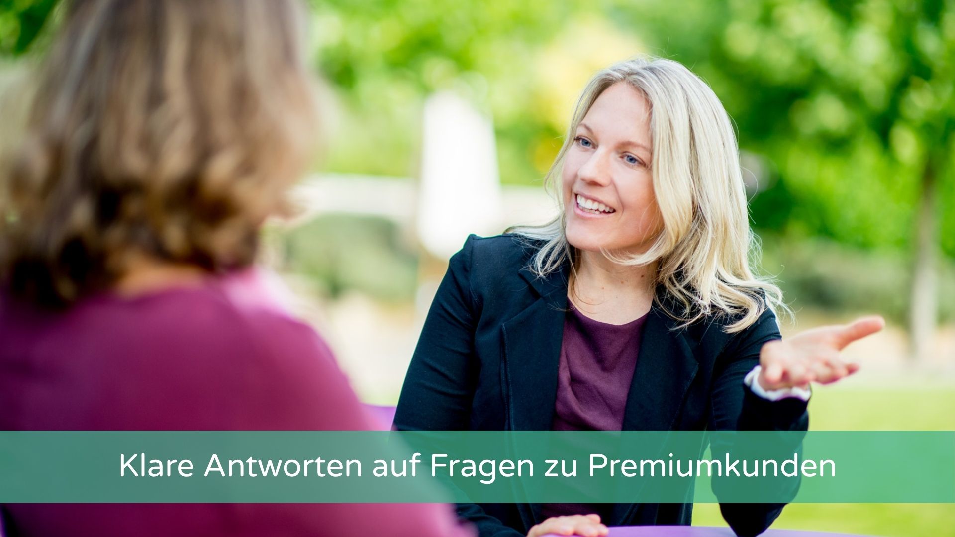 Unternehmerinnen im Austausch zur Kundengewinnung als Einleitung zum FAQ Bereich