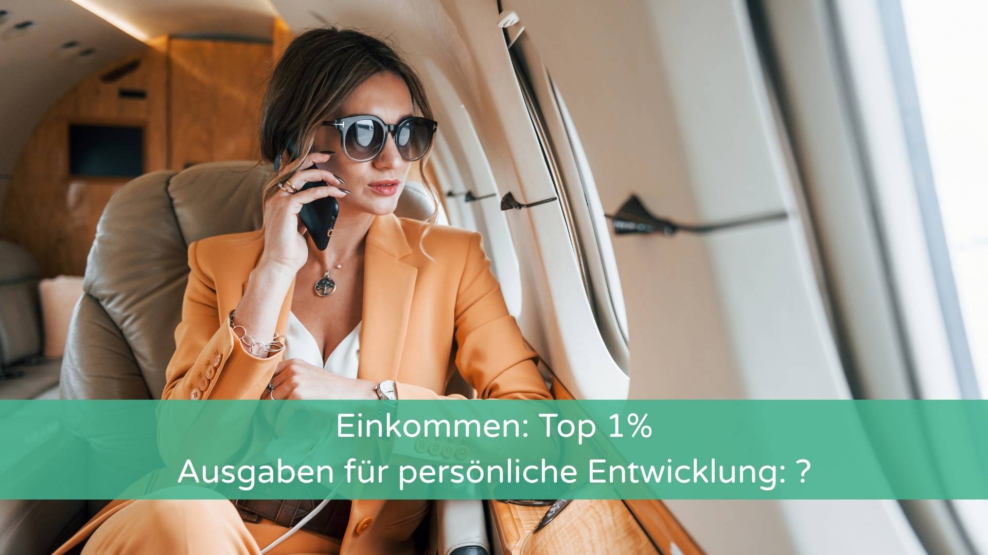 Unternehmerin im Privatjet am Telefon, Text mit Frage, ob und wo sie investiert