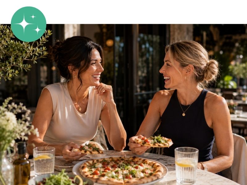 Zwei Freundinnen beim gemeinsamen Essen: gesunde Pizza und viel Freude