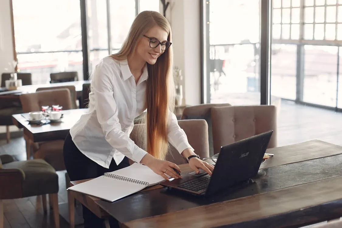 recruiter using an email finder tool