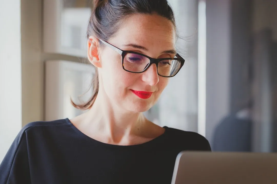 Businesswoman utilising an AI integration tool to streamline operations and improve efficiency in the workplace