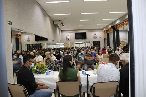 Mulheres dançando com fundo escuro em uma fotografia de longa exposição e movimentos borrados