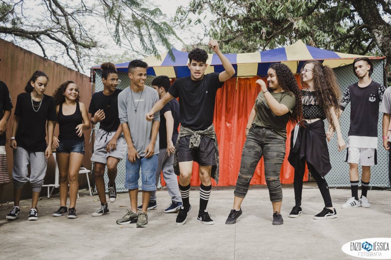 Aulas gratuitas de teatro e capoeira para crianças e adolescentes em Sorocaba