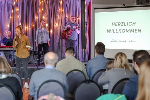 Wir suchen einen Pastor!