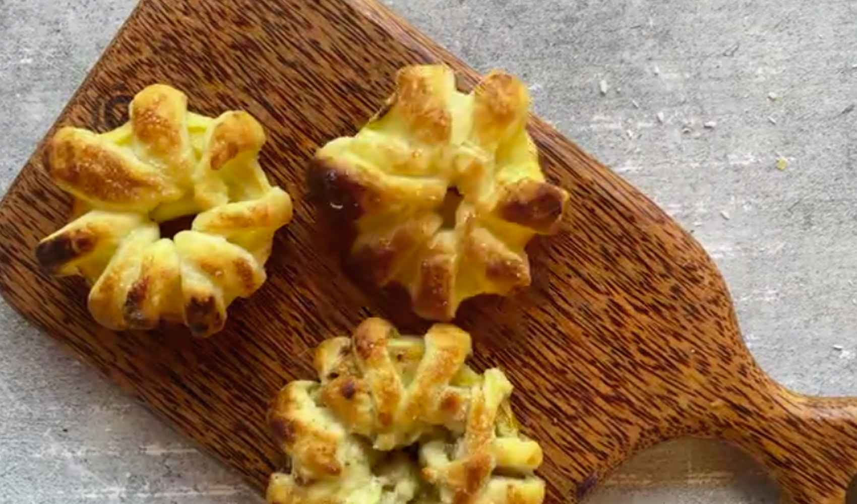 ciambelline di mele pasta sfoglia mele spolverata di zucchero dolce ciambelline mela zucchero a velo ciambelle torta ricetta zucchero ciambella carta forno cosa persone po fette ingredienti cannella commenti 20 min latte modo cottura colazione parte dolci impasto tutte forno centro rotolo strisce versione buco torsolo limone resto instagram fettine scorza vaniglia ciotola lato dessert teglia pezzetti farina casa spolverata volta lievito fetta burro ricette sale difficoltà tutto gelato pallina uova profumo una famiglia facebook composto tortiera succo pubblicità tante liscio prova uvetta massimo decorazione bontà prima cosa