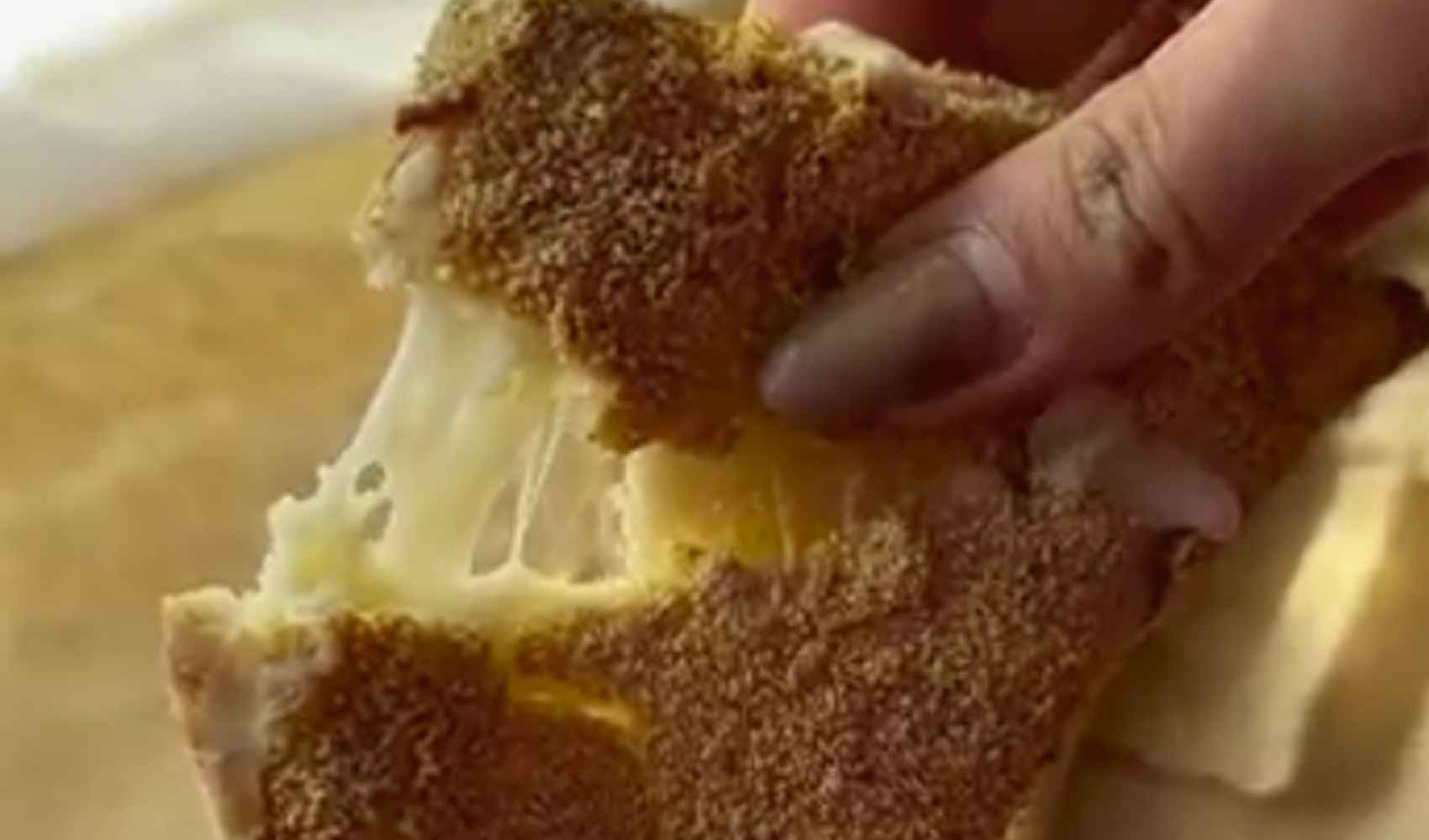 mozzarella in carrozza mozzarella carrozza fette di pane pan carré mozzarella di bufala ricetta mozzarelle in carrozza fette preparare la mozzarella bufala carta da cucina pane fette di mozzarella uova carta assorbente olio pizzico di sale pezzi pane raffermo piatto 1 cm sfizio circa 1 street food antipasti pancarrè gusto farina 00 latte pangrattato cibo origini risultato ricette farina preparazione antipasto cottura pranzo riciclo costo parte riposo tradizione napoletana campana aperitivo sale interno uovo cucina mondo prosciutto cotto ingredienti frittura cuore attesa panatura segreti risposta uno acciughe tutti mozzarelle bordi versione arachidi mani cassetta base formaggio pepe fetta carta cibi padella carta forno latticino pancarré ripieno