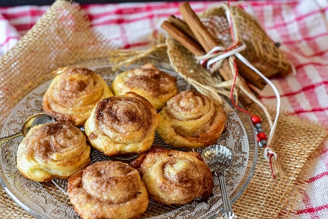 pastries, cinnamon rolls, bread, snack, puff pastries, cakes, cinnamon, cinnamon sticks, sweetness, food, cinnamon rolls, cinnamon rolls, cinnamon rolls, cinnamon rolls, cinnamon rolls, cinnamon