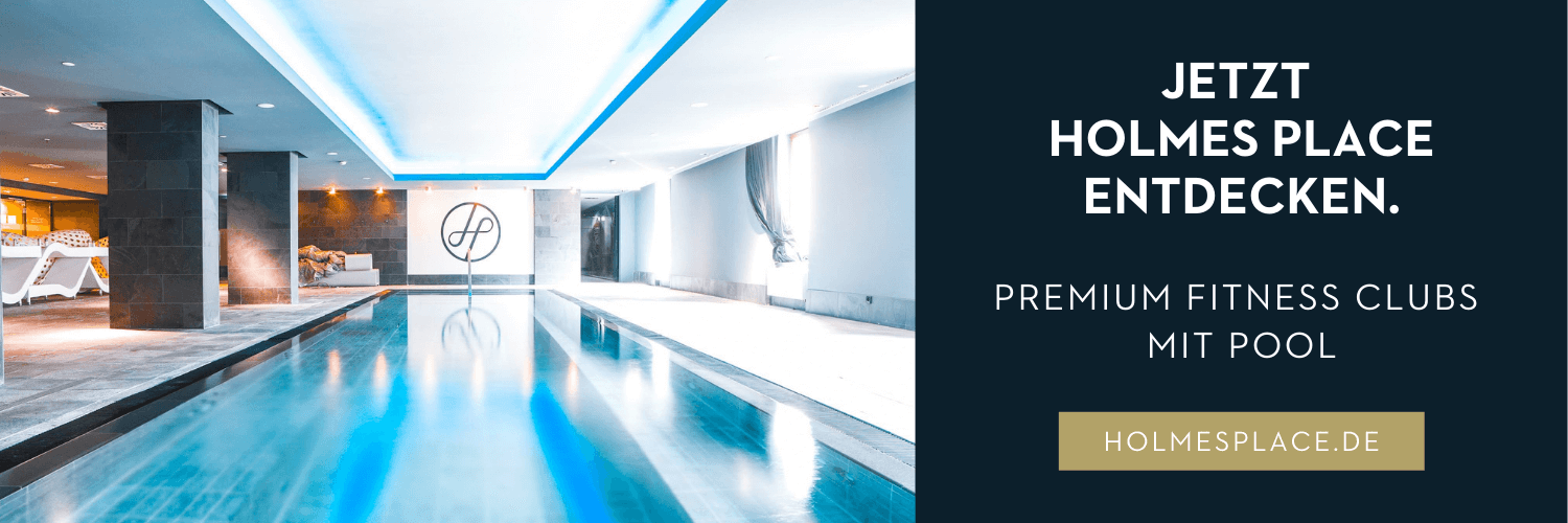 Ein großes hell beleuchtetes Schwimmbad in einem Premium Fitness Club.