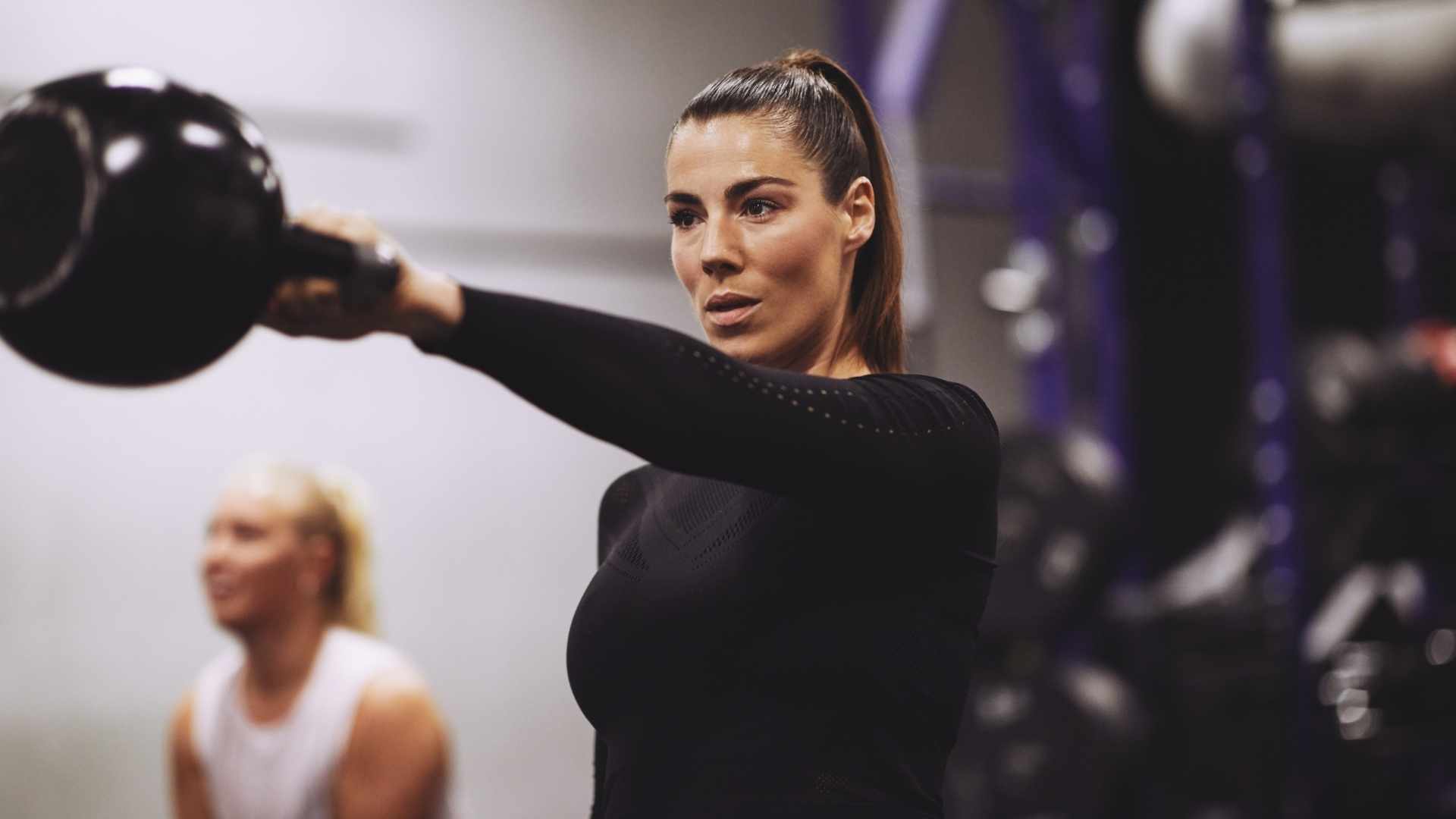 Eine Frau trainiert mit einer Kettle-Bell.