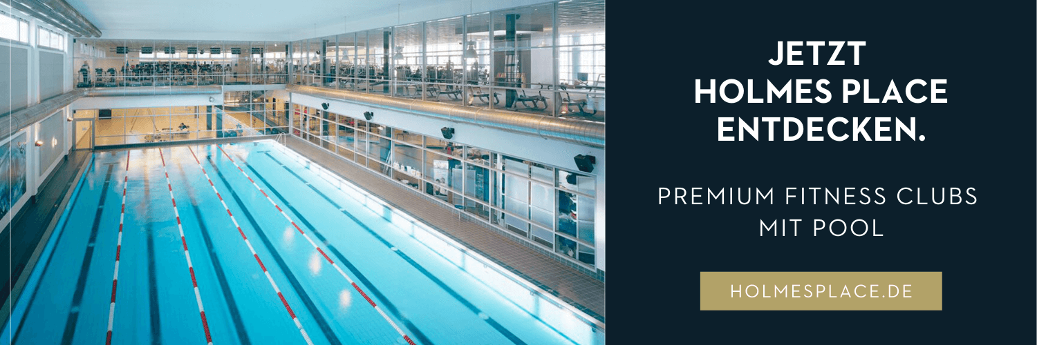 Ein großes Schwimmbad befindet sich im Erdgeschoss eines zweistöckigen Premium Fitness Clubs.