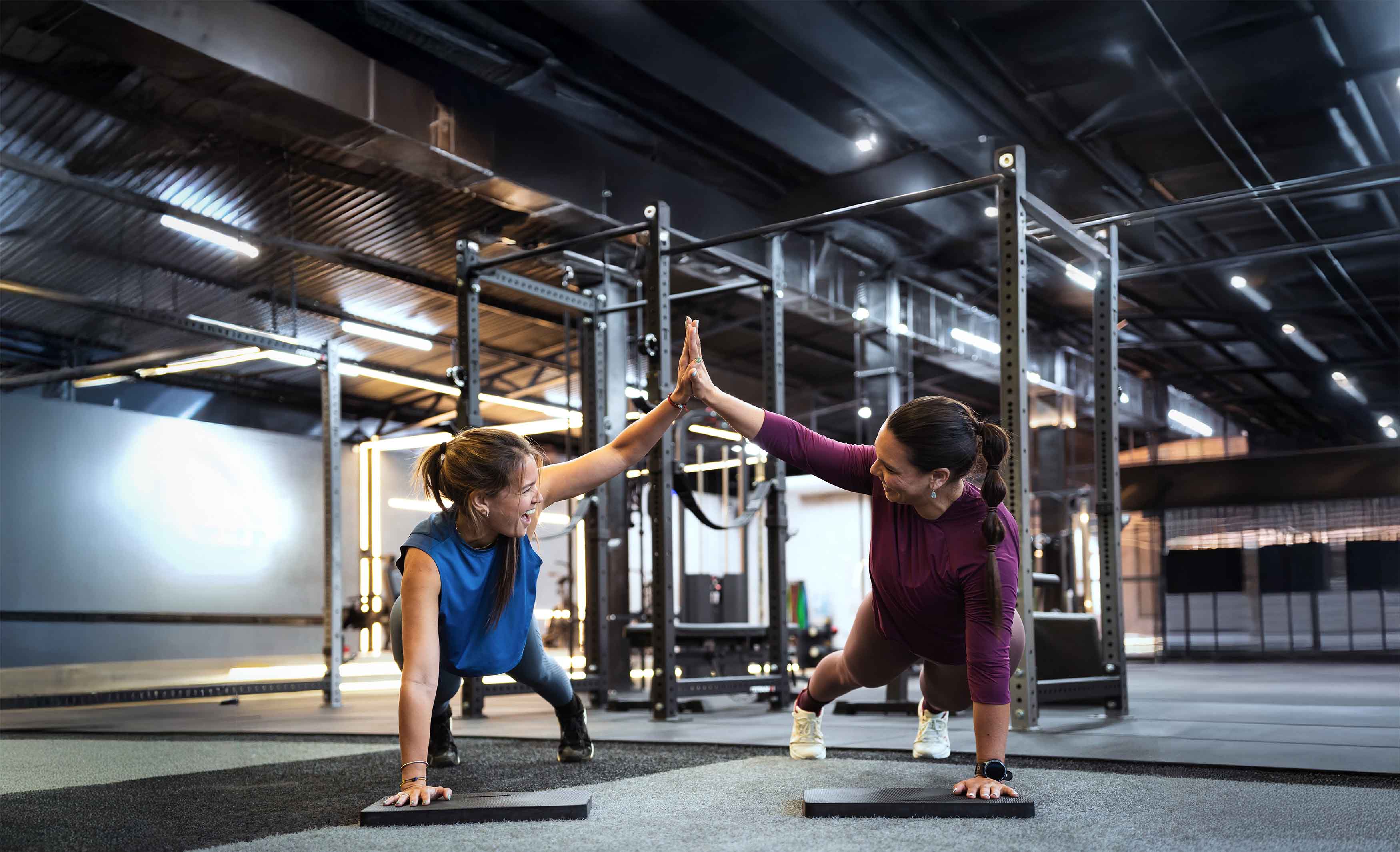 Eine Gruppe macht eine Yoga-Übung auf der Yogamatte.