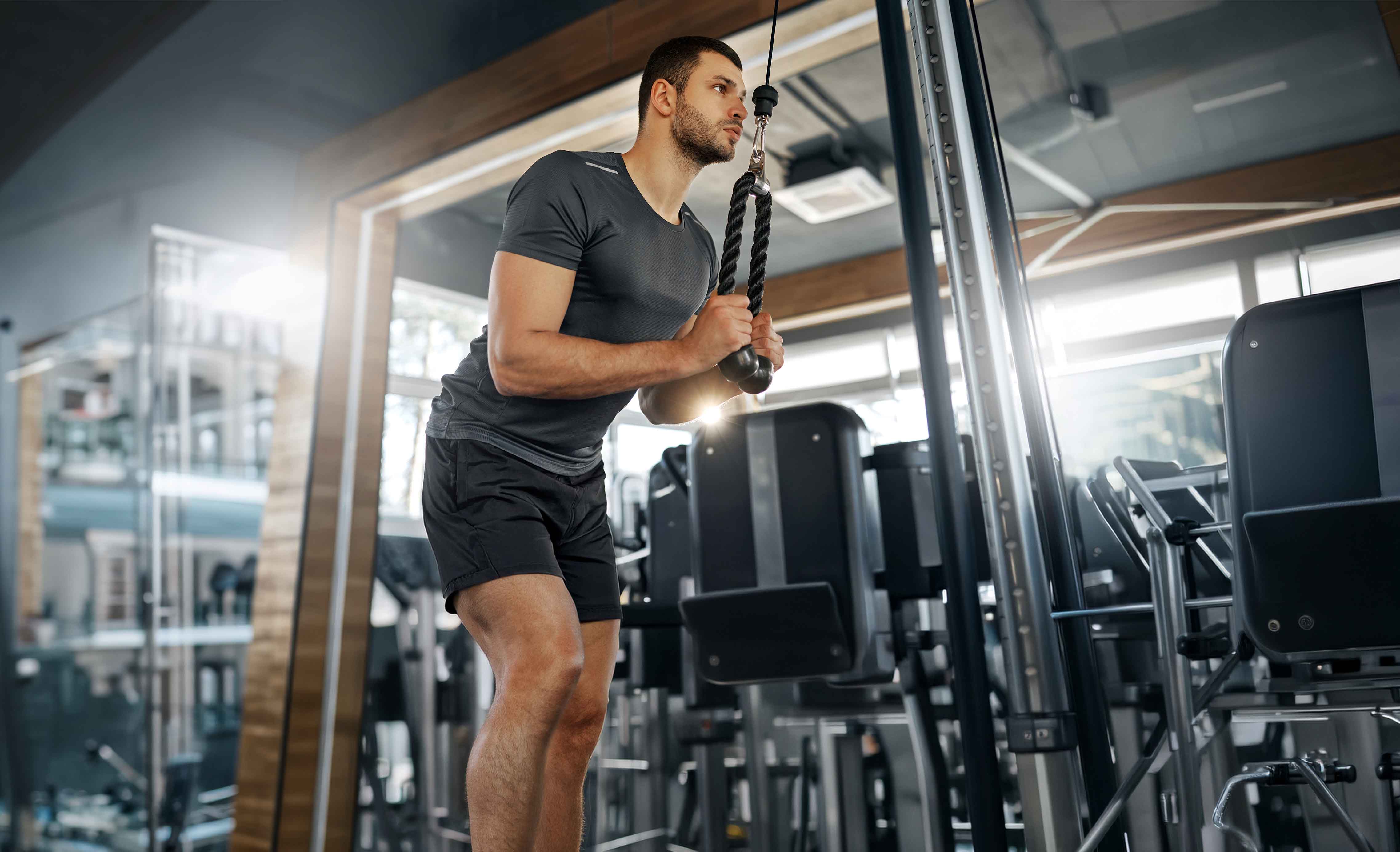 Eine junge Frau, die Liegestütze macht.