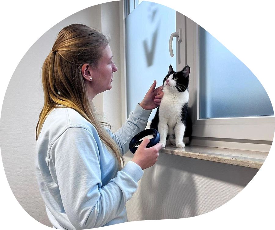 Portrait der Tierärztin Sonja mit einer schwarz-weißen Katze.