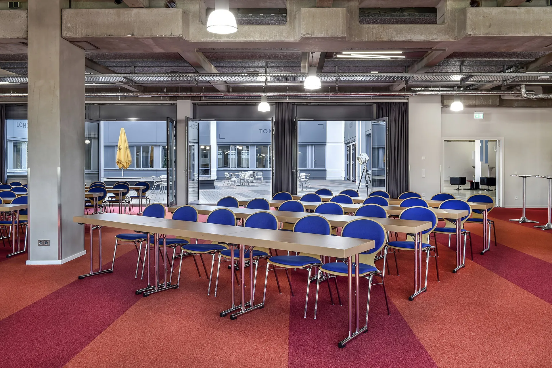 Konferenzraum mit Tischen