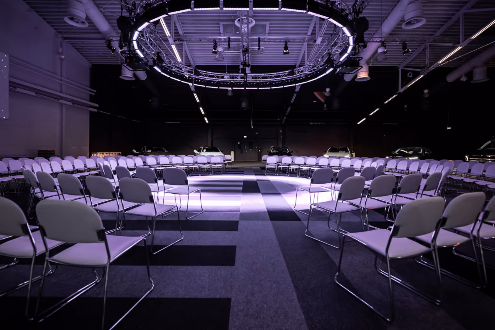Messehalle mit Kreisbestuhlung in stylischen Licht