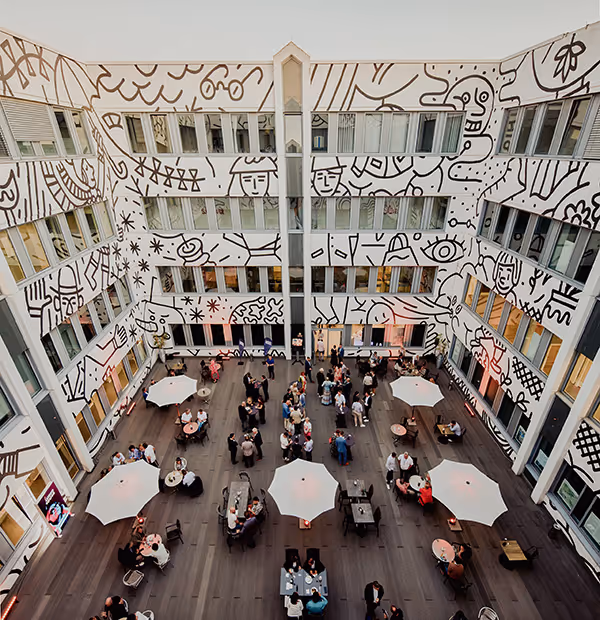 Innenhof mit einer Veranstaltung