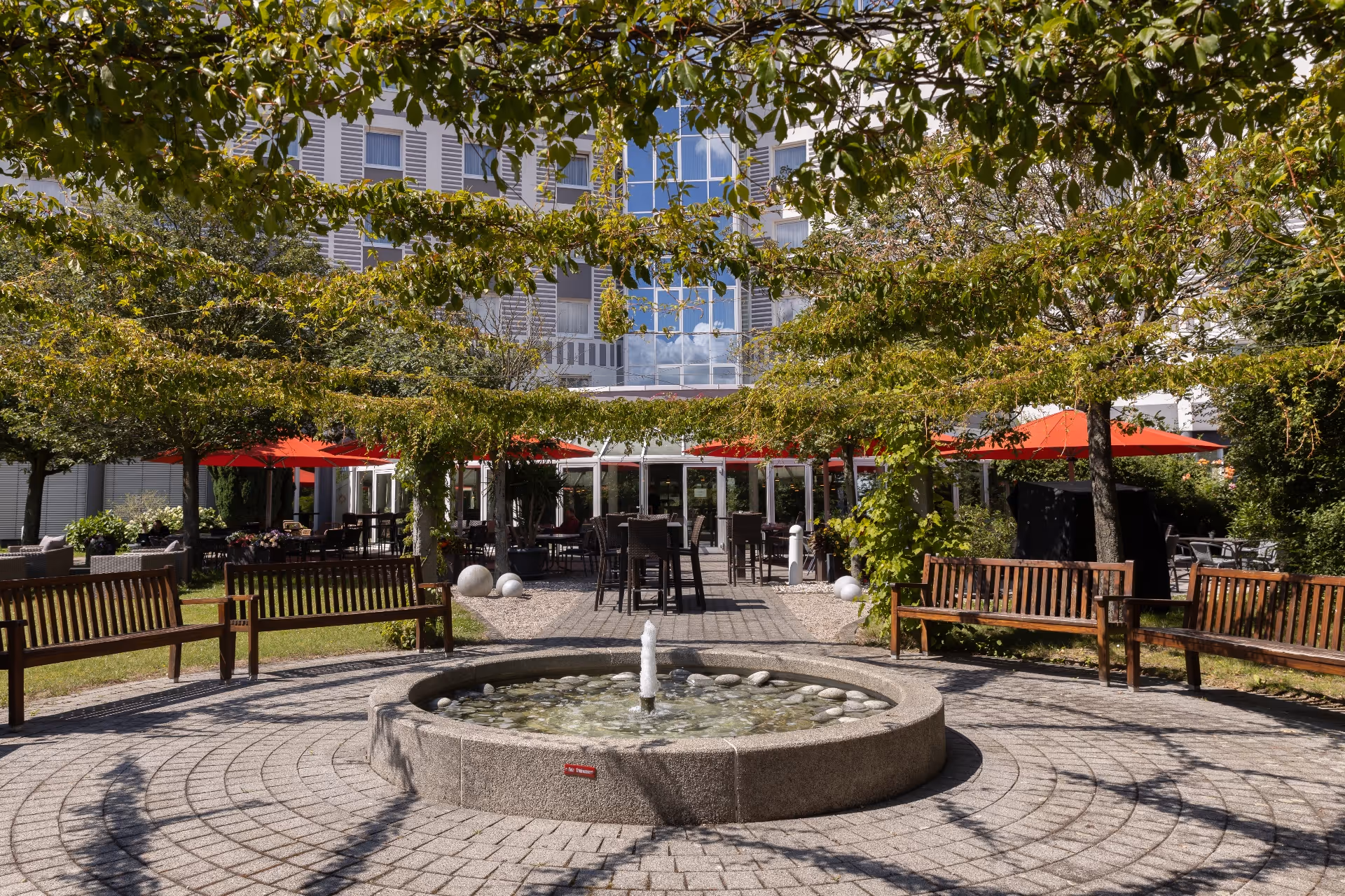 Blick auf die Terasse und Springbrunnen Globana Airport Hotel Leipzig Halle