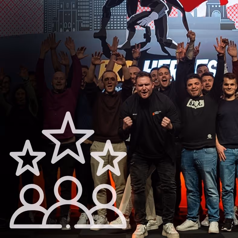 Gruppe unterschiedlicher Menschen, die mit erhobenen Händen vor einem Hintergrund mit Superhelden-Motiven feiern.