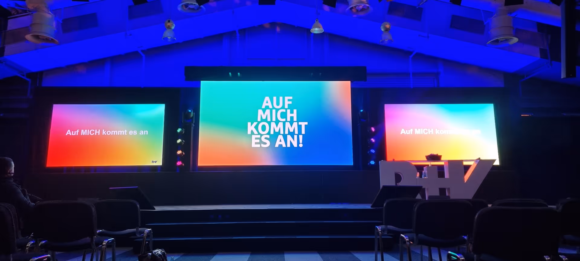 Bühne mit 3 Leinwänden