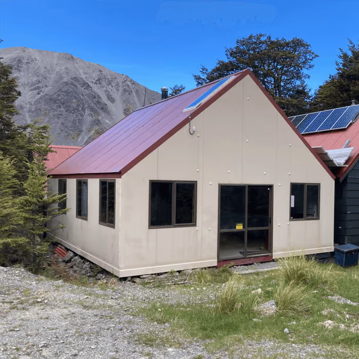 Lincoln Lodge in the Craigieburn skifield carpark. Accommodation for large groups.
