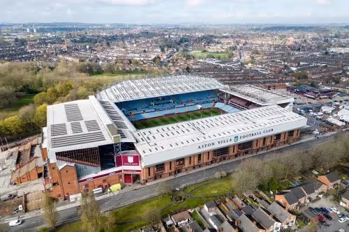Billet de voyage pour assister à un match d'Aston Villa en Premier League – Vivez l'intensité du football anglais à Villa Park.