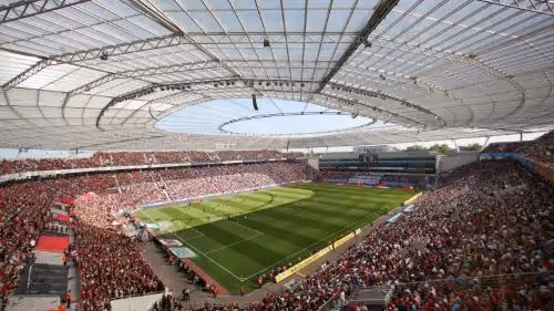 Billet de voyage pour assister à un match du Bayer Leverkusen en Bundesliga – Vivez l'intensité du football allemand à la BayArena.