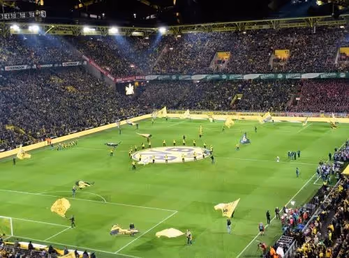 Billet de voyage pour assister à un match du Borussia Dortmund en Bundesliga – Vivez l'excitation du football allemand au Signal Iduna Park.