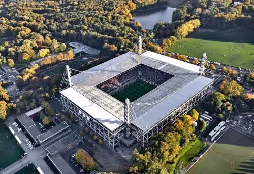 Billet de voyage pour assister à un match du 1. FC Cologne en Bundesliga – Vivez l'émotion du football allemand au RheinEnergieStadion.