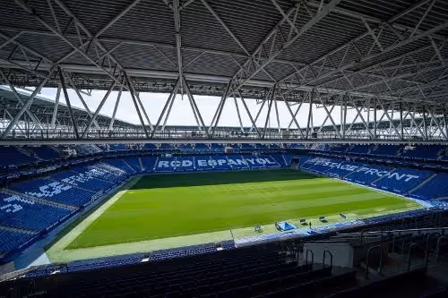 Billet de voyage pour assister à un match de l'Espanyol Barcelone en La Liga – Vivez l'intensité du football espagnol au stade Cornellà-El Prat.