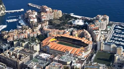 Billet de voyage pour assister à un match de l'AS Monaco en Ligue 1 – Vivez l'excitation du football français au stade Louis II.