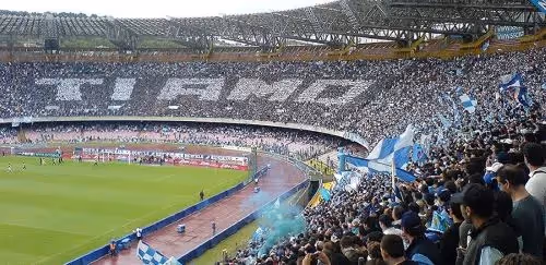 Billet de voyage pour assister à un match du SSC Napoli en Serie A – Vivez l'intensité du football italien au stade Diego Armando Maradona.