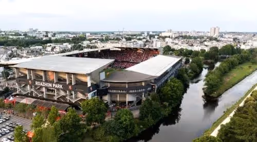 Billet de voyage pour assister à un match du Stade Rennais en Ligue 1 – Vivez l'émotion du football français au Roazhon Park.