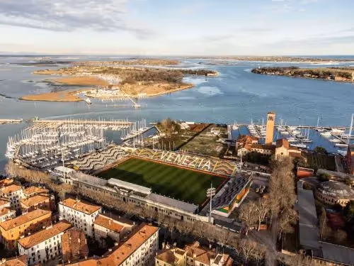 Billet de voyage pour assister à un match du Venezia FC en Serie A – Vivez l'excitation du football italien à la plage de la Sérénissime.