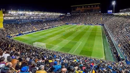 Billet de voyage pour assister à un match de Villarreal en La Liga – Vivez l'excitation du football espagnol au stade de la Cerámica.
