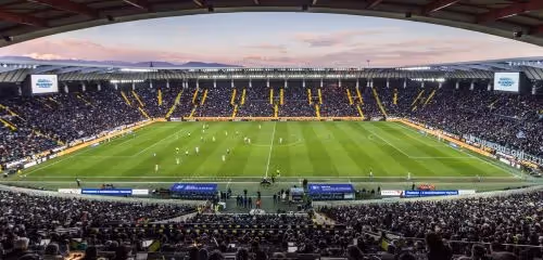 Billet de voyage pour assister à un match de l'Udinese en Serie A – Réservez votre expérience du football italien.